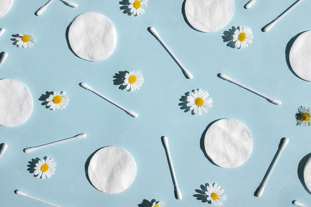 Flor de camomila com disco de algodão e cotonetes