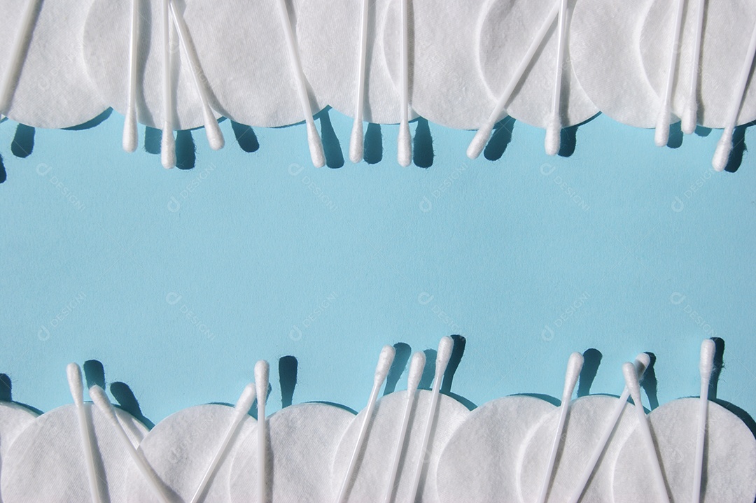 Disco de algodão e cotonetes sobre fundo azul