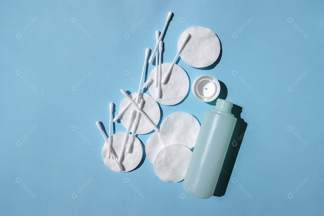 Cotonetes e disco de algodão e vidro ao lado vazio