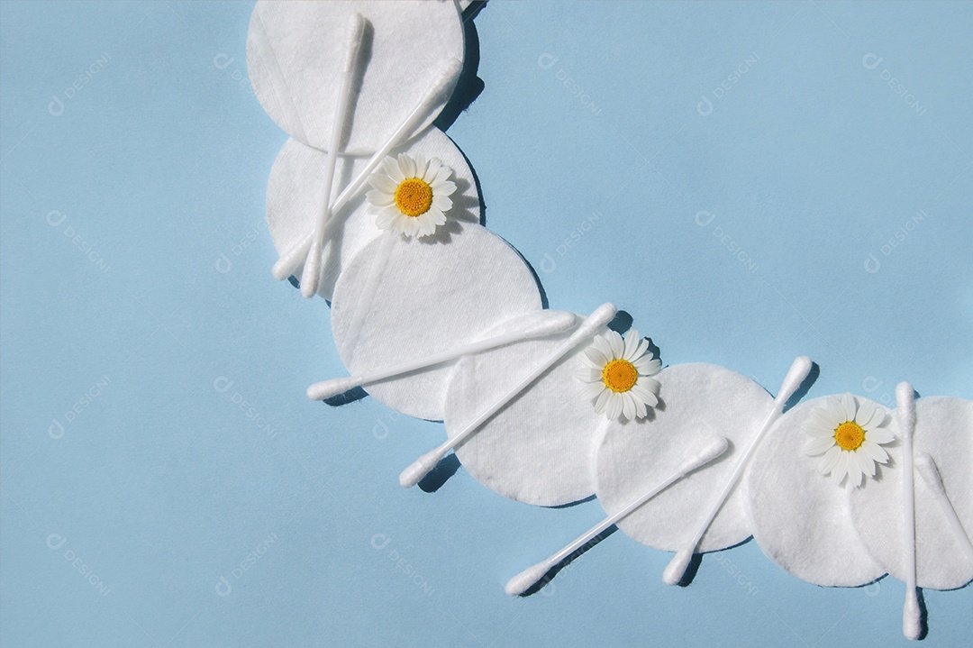 Cotonetes e disco de algodão sobre fundo azul claro