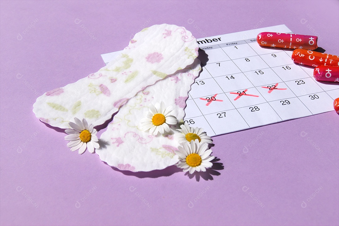 Absorventes calendário sobre fundo lilás