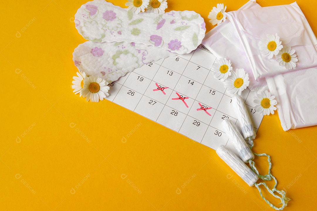 Calendário marcando período menstrual absorventes e comprimidos