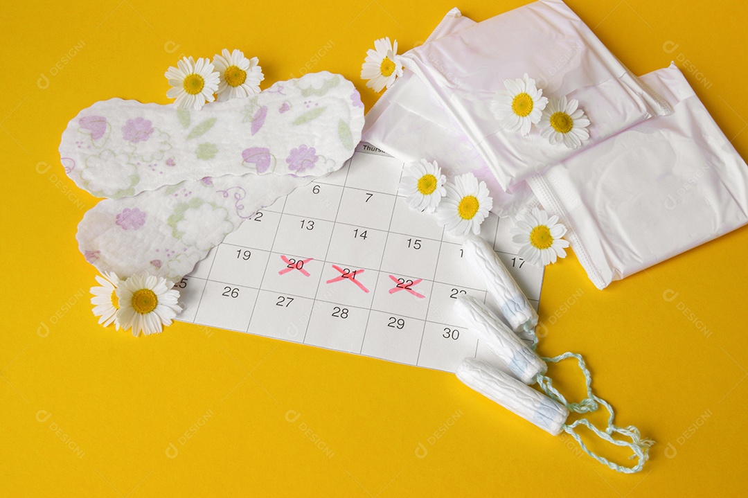 Calendário marcando período menstrual absorventes e comprimidos