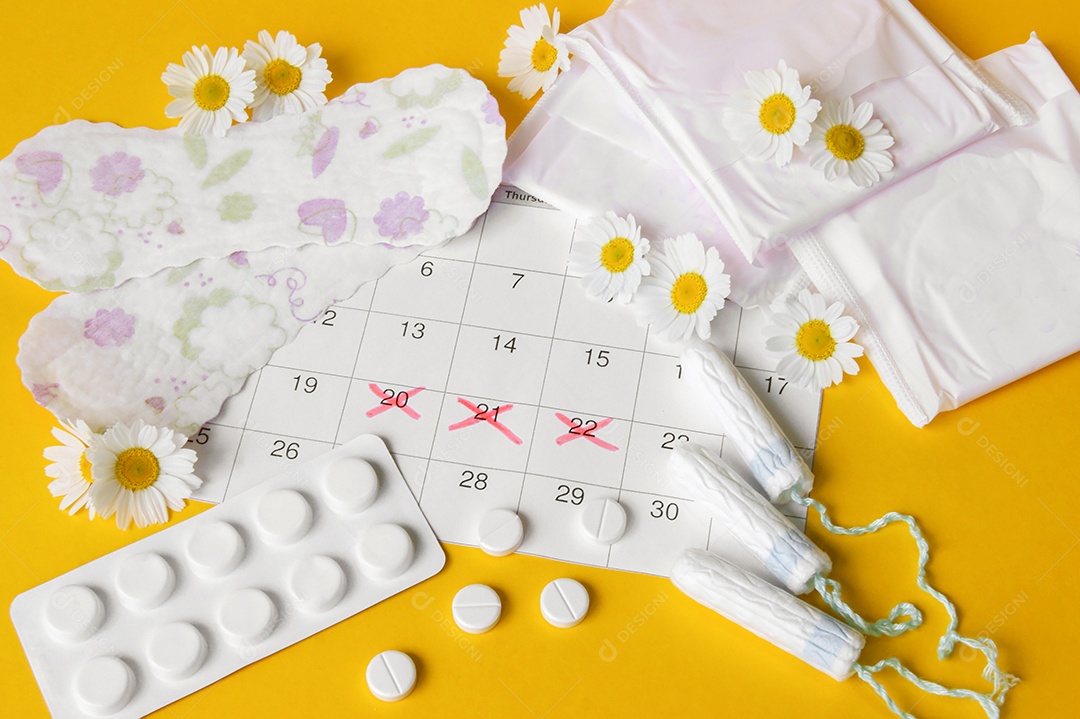 Calendário marcando período menstrual absorventes e comprimidos