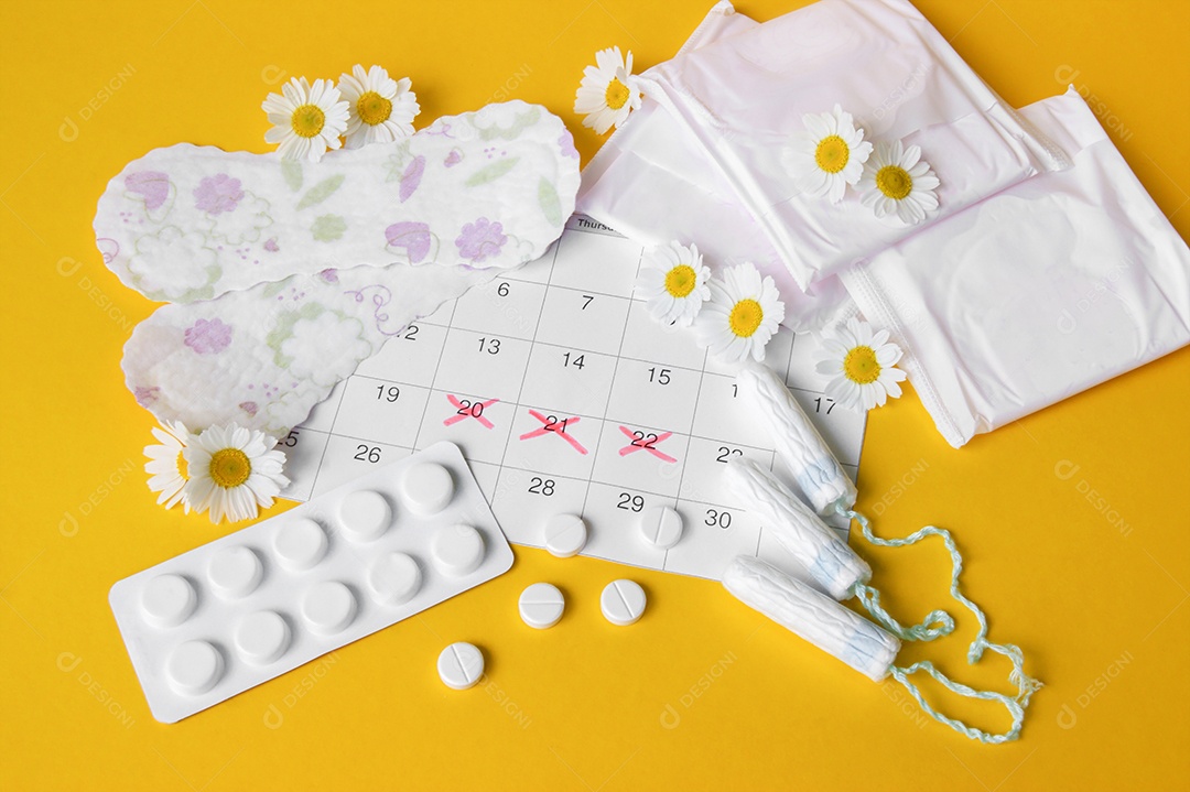 Calendário marcando período menstrual absorventes e comprimidos