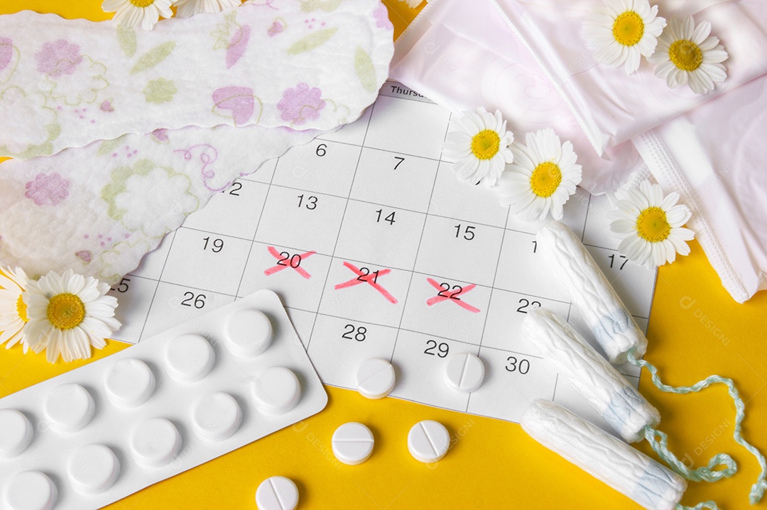 Calendário marcando período menstrual absorventes e comprimidos