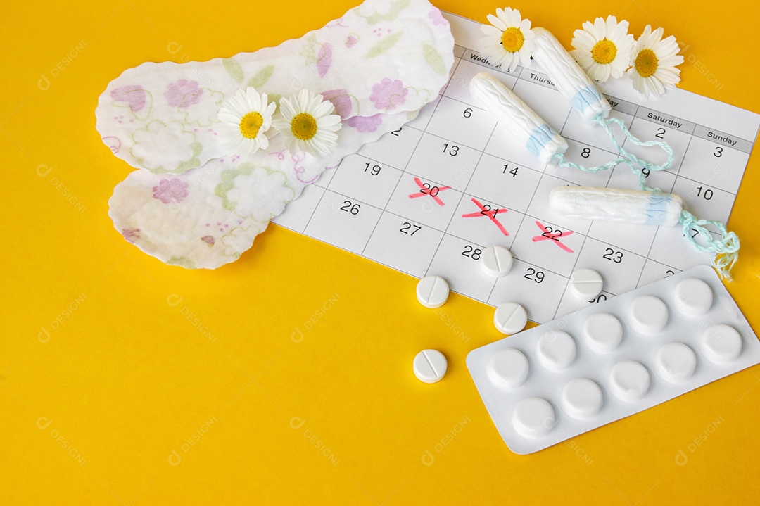Calendário marcando período menstrual absorventes e comprimidos