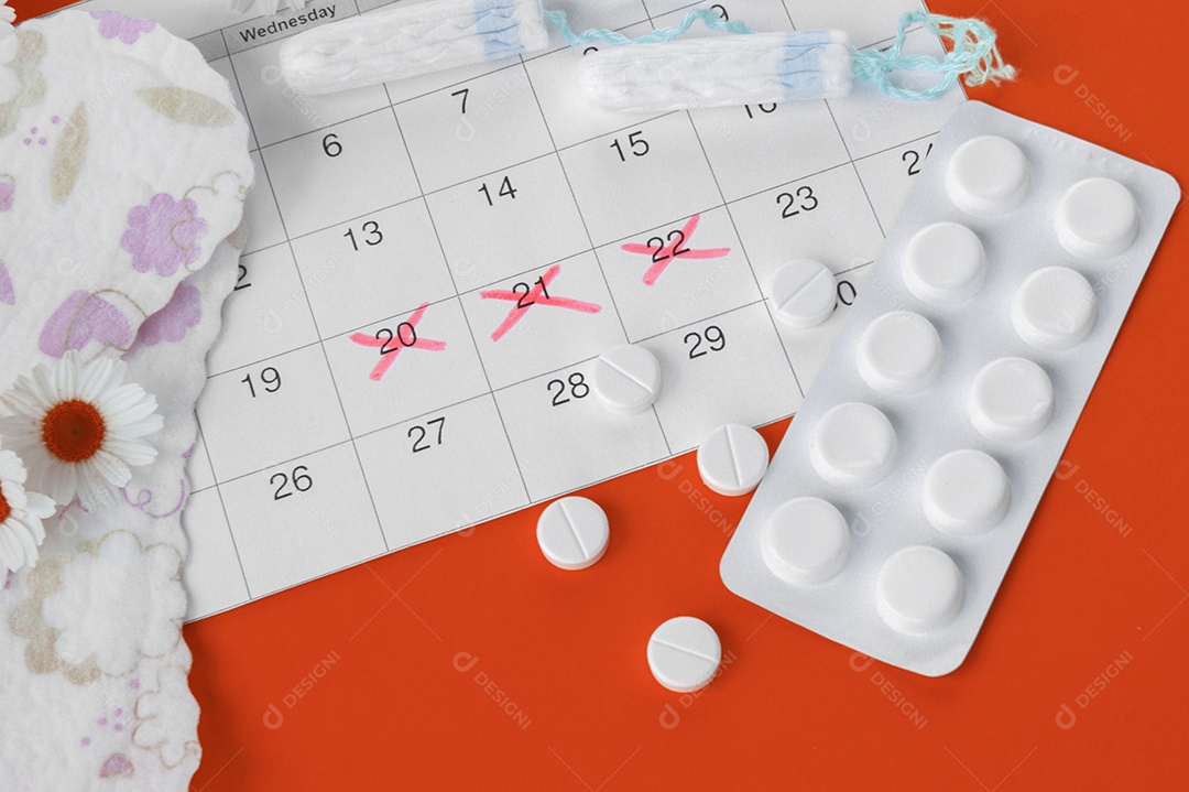 Calendário marcando período menstrual absorventes e comprimidos