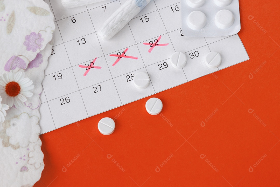 Calendário marcando período menstrual absorventes e comprimidos