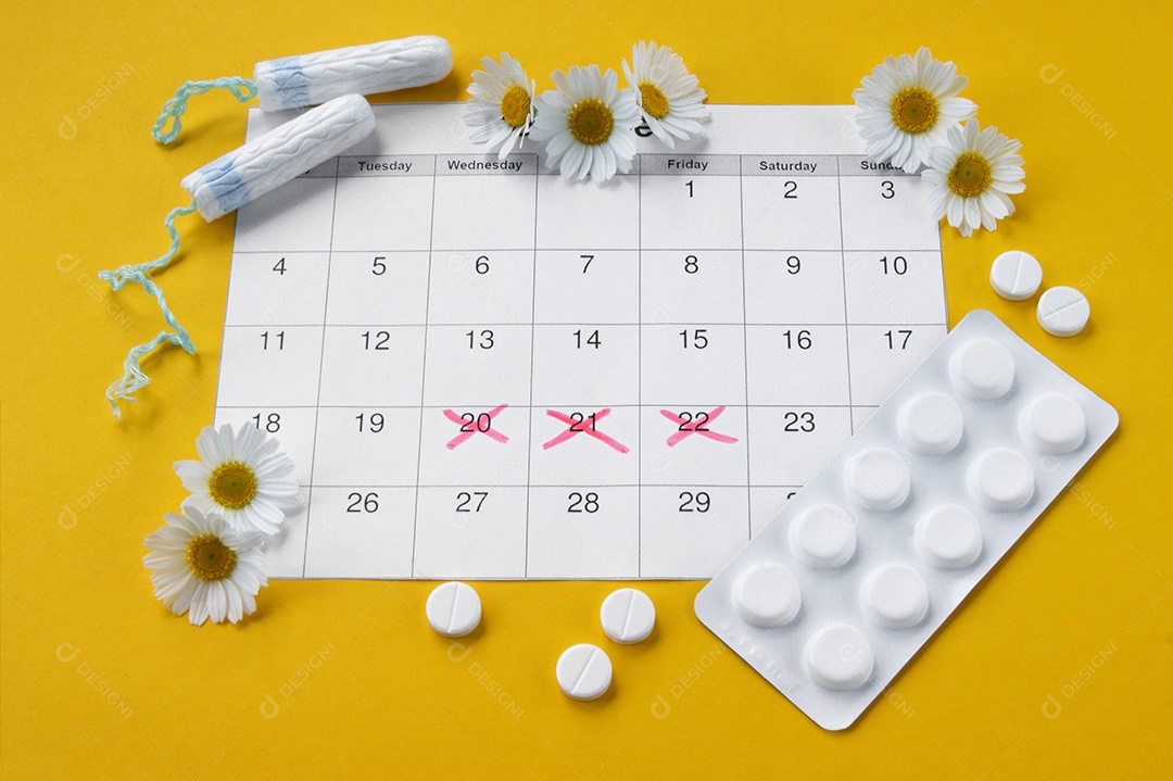 Calendário marcado cartela de remédio absorvente sobre fundo amarelo