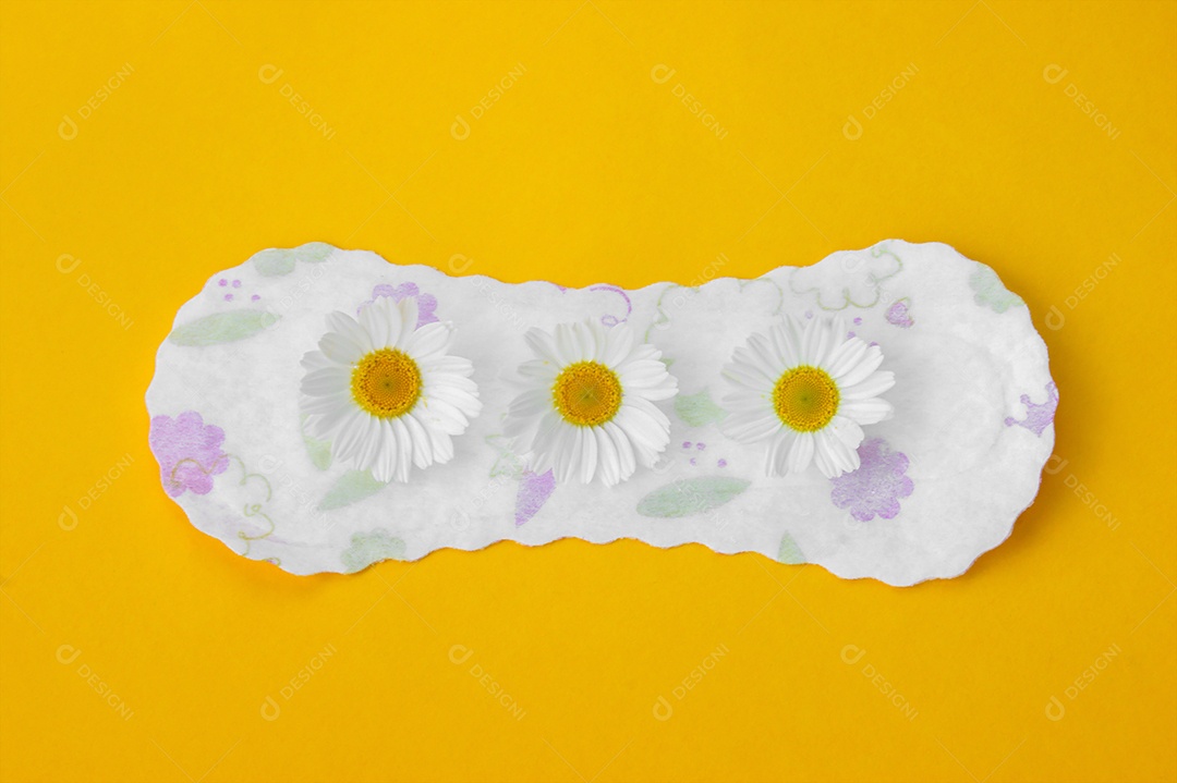 Absorvente diário com flor de camomila fundo amarelo