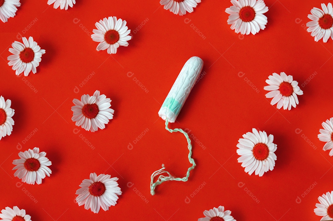 Absorvente interno ob com flores de camomila ao redor sobre fundo vermelho