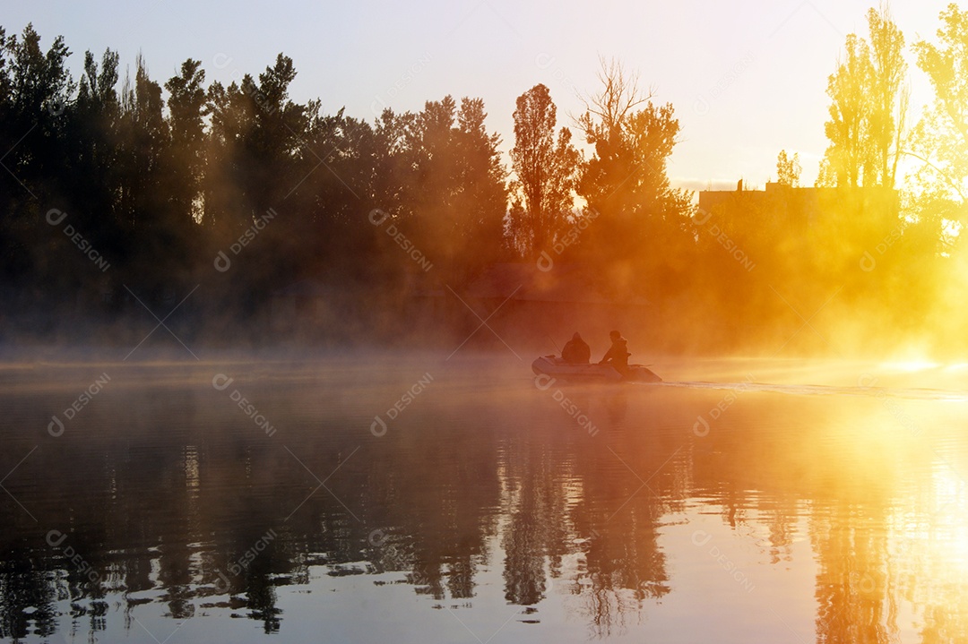Dois pescadores em uma silhueta de barco no amanhecer