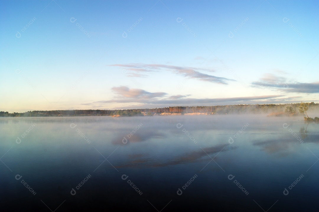 Linda manhã à beira do lago em uma névoa de neblina