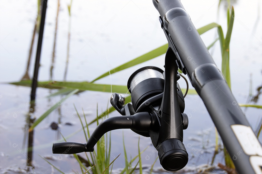 Vara de pescar sobre rio