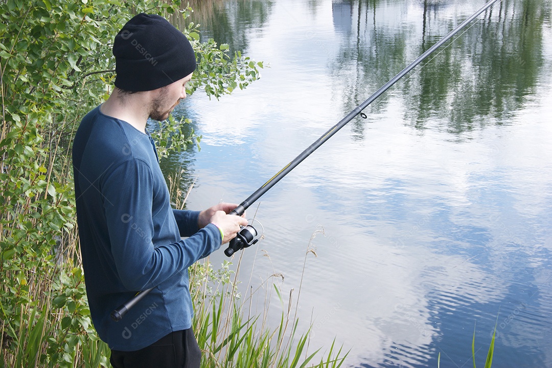 Jovem pescando em águas calmas