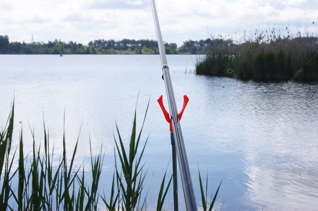 Vara de pesca sobre o rio