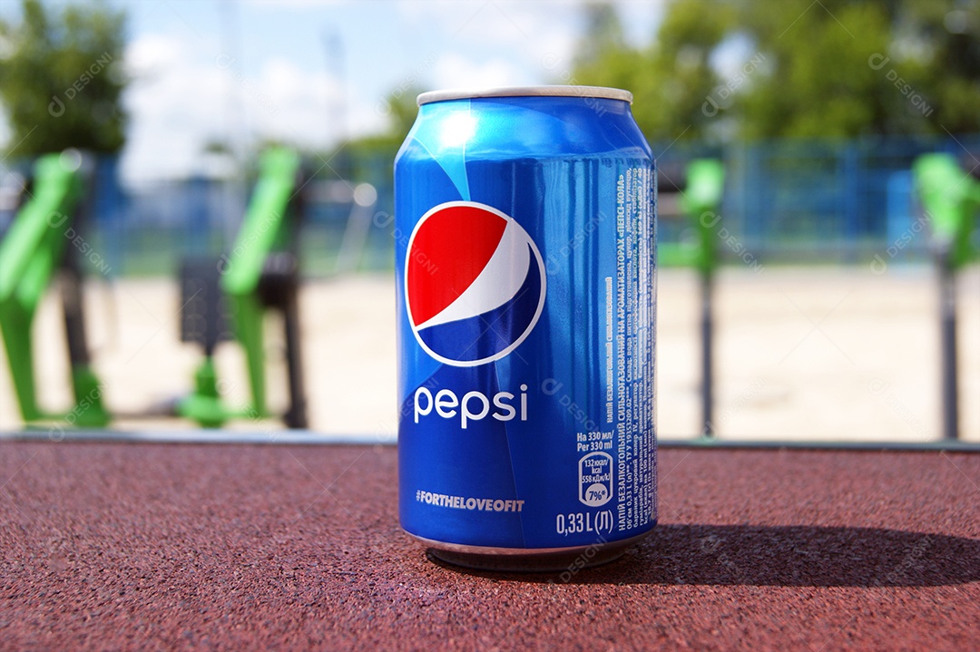 Lata de refrigerante Pepsi sobre bancada cor vinho