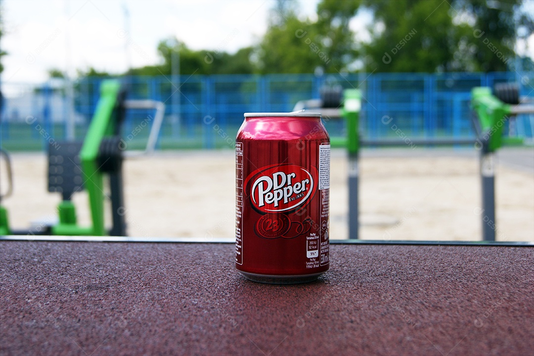 Lata de refrigerante DrPepper em cima de bancada