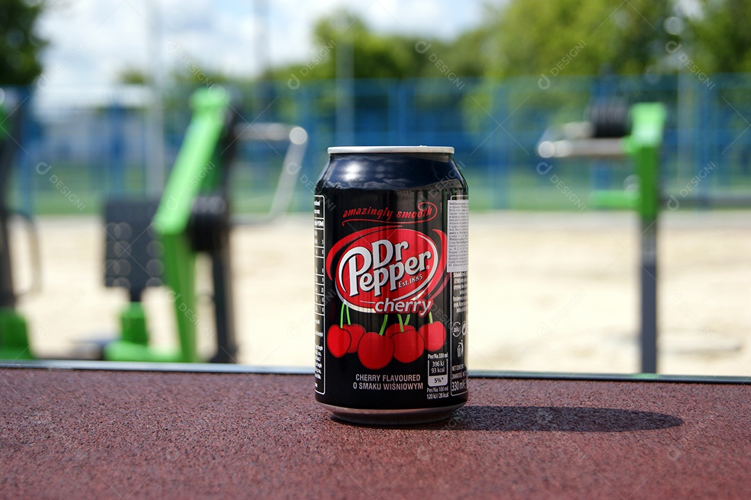 Lata de refrigerante DrPepper com fundo de academia