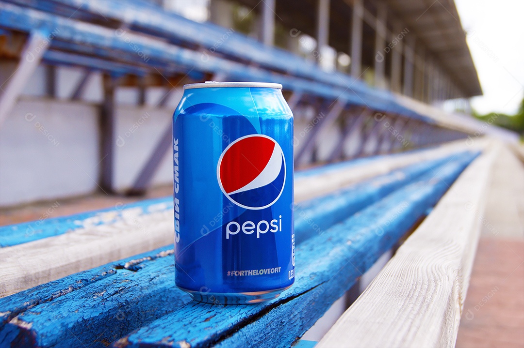 Lata de refrigerante Pepsi sobre uma arquibancada