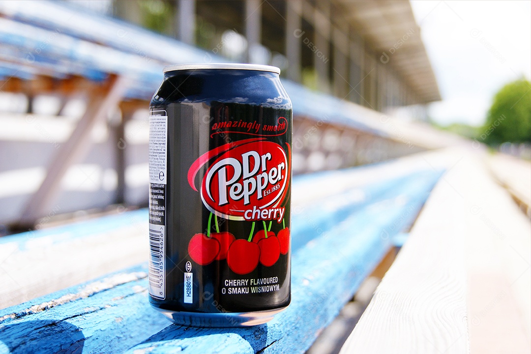 Lata de refrigerante DrPepper em cima de banco em uma arquibancada