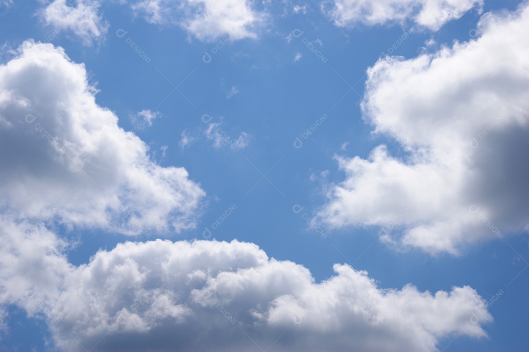 Nuvens no céu aberto azulado
