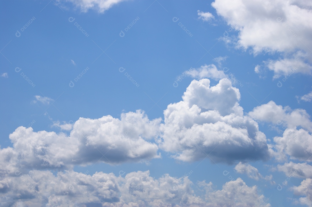 Céu azul lindo com nuvens