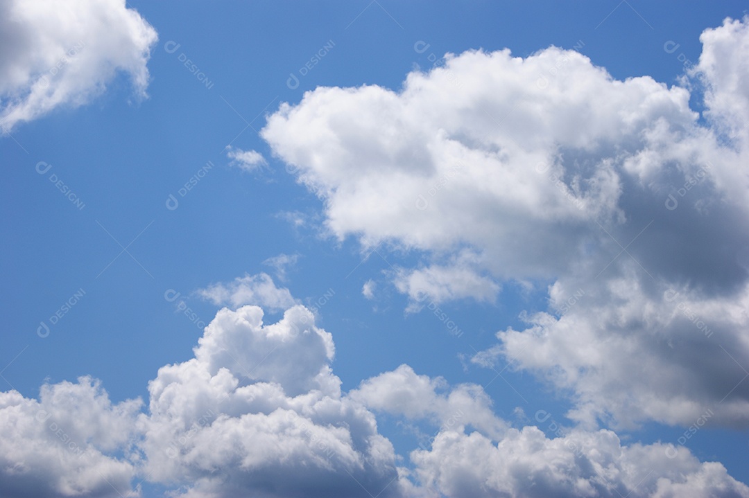 Céu azul com nuvens brancas lindo