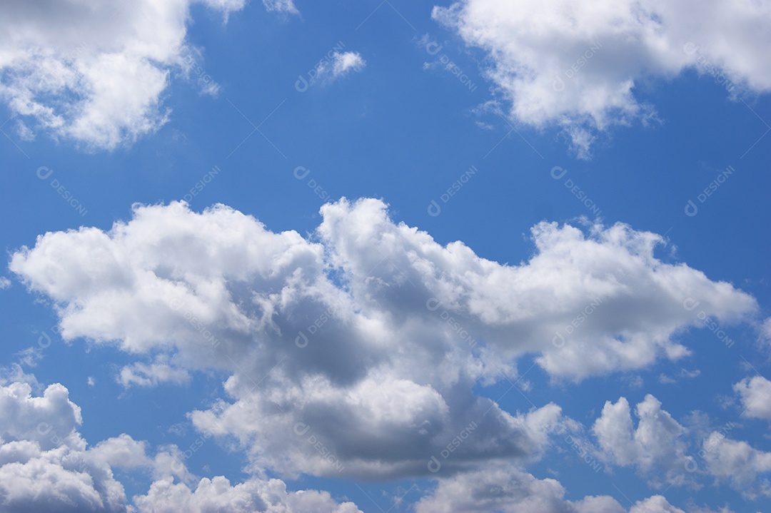 Céu azul com nuvens branca lindo