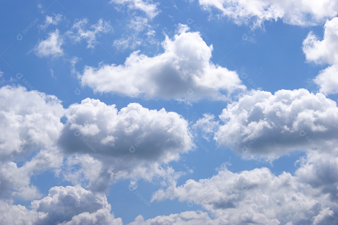 Céu azul claro com nuvens