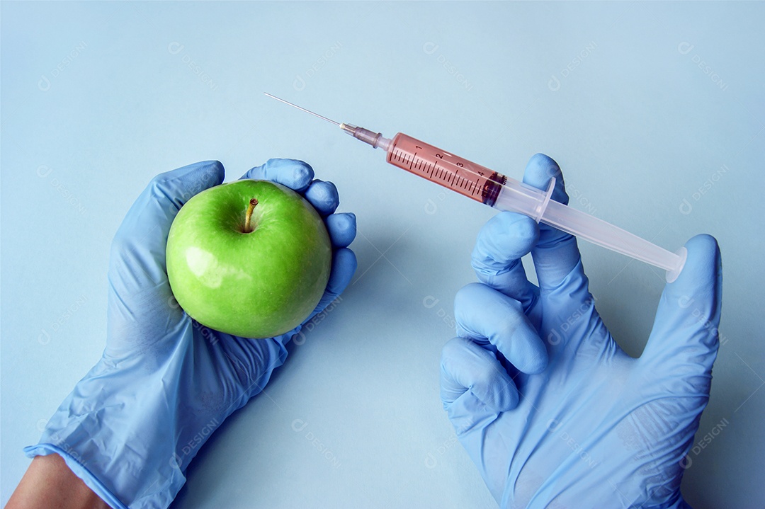 Mão segurando maçã verde para experimento