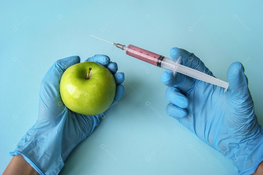 Mão segurando maçã verde para experimento