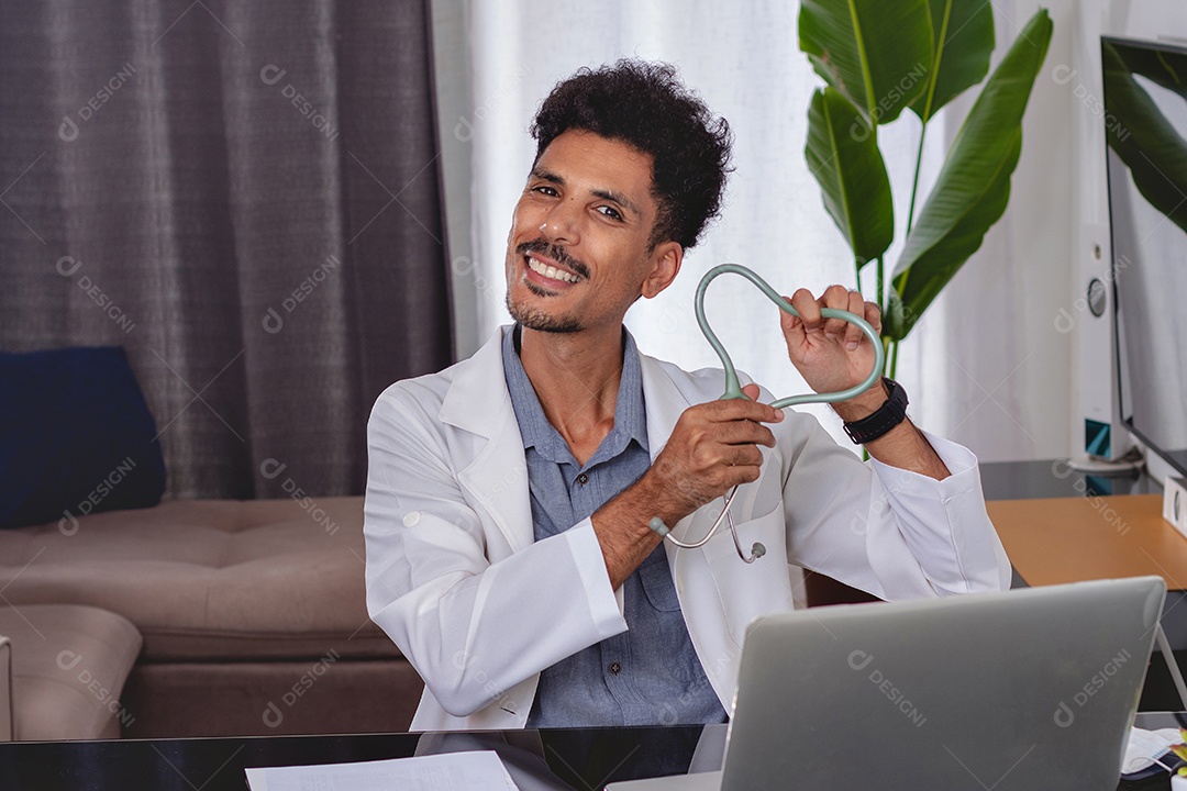 Médico Negro ou Veterinário Brasileiro Trabalhando em Casa.