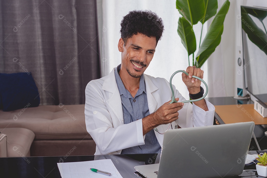 Médico Negro ou Veterinário Brasileiro Trabalhando em Casa.
