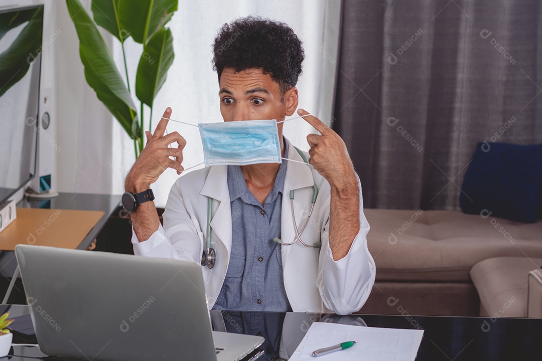 Médico Negro ou Veterinário Brasileiro Trabalhando em Casa.