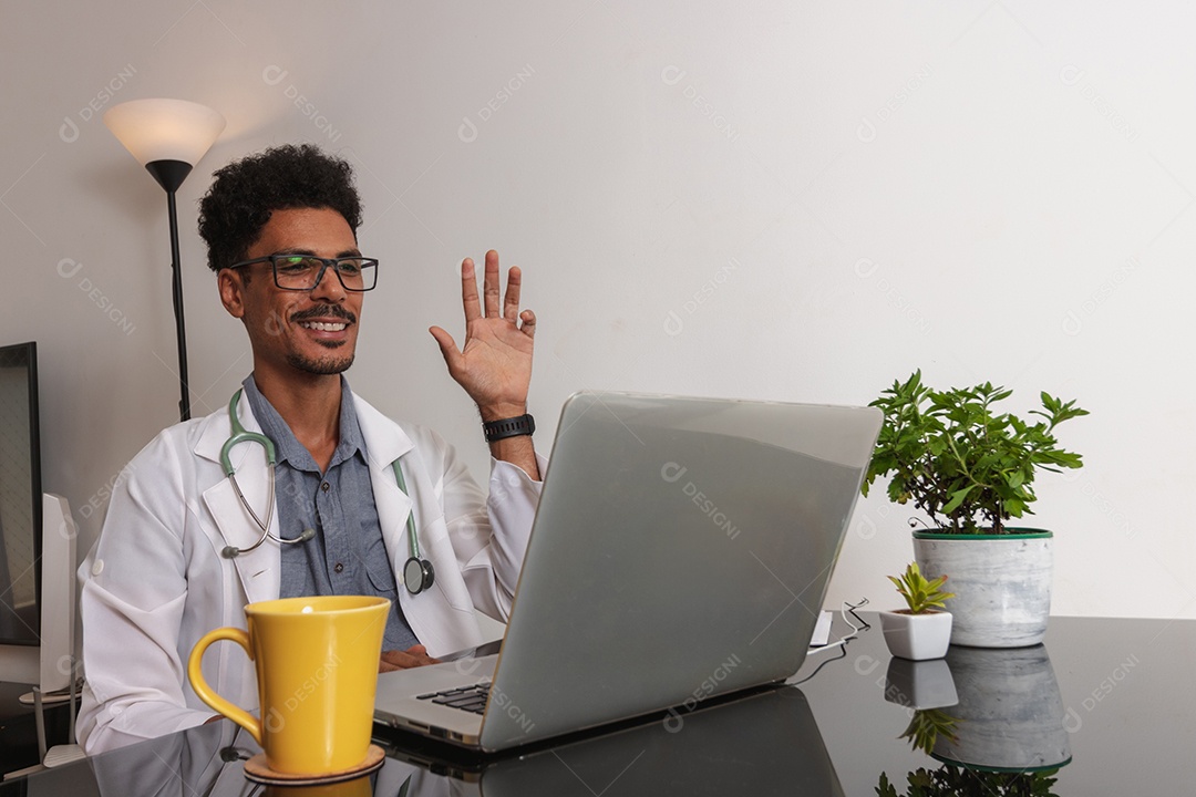 Médico Negro ou Veterinário Brasileiro Trabalhando em Casa.