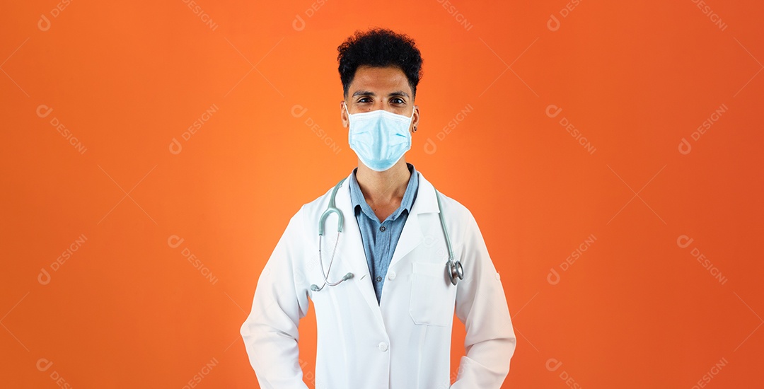 Jovem médico negro ou residente médico veterinário com estetoscópio