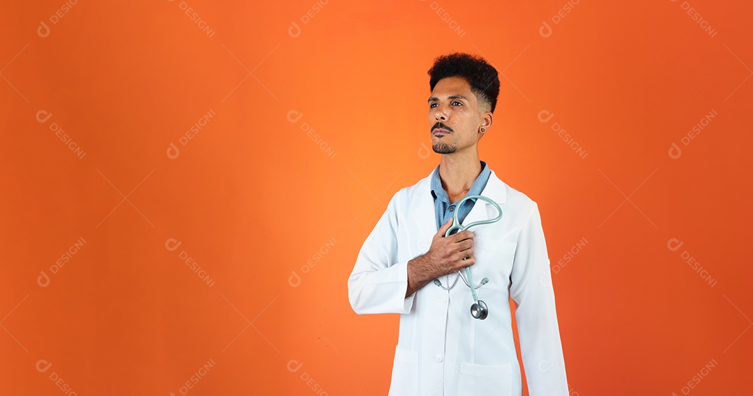 Jovem médico negro ou residente médico veterinário com estetoscópio