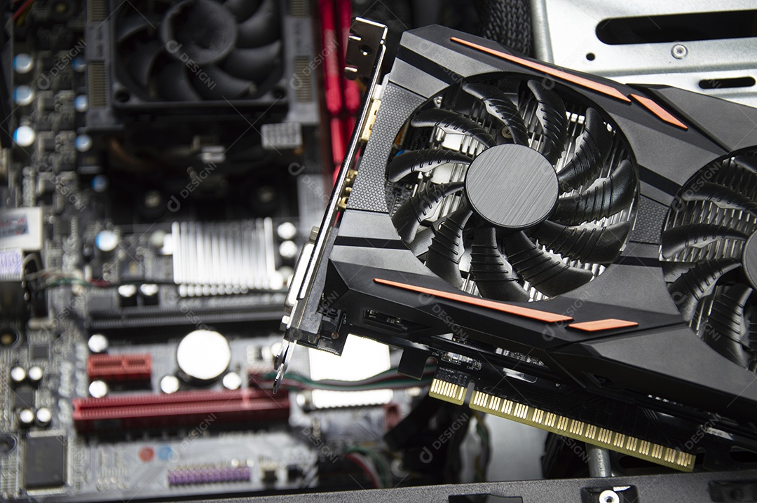 Vista superior de uma placa gráfica sendo segurada por um técnico