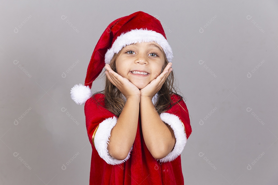 Linda garotinha com fantasia de Mamãe Noel