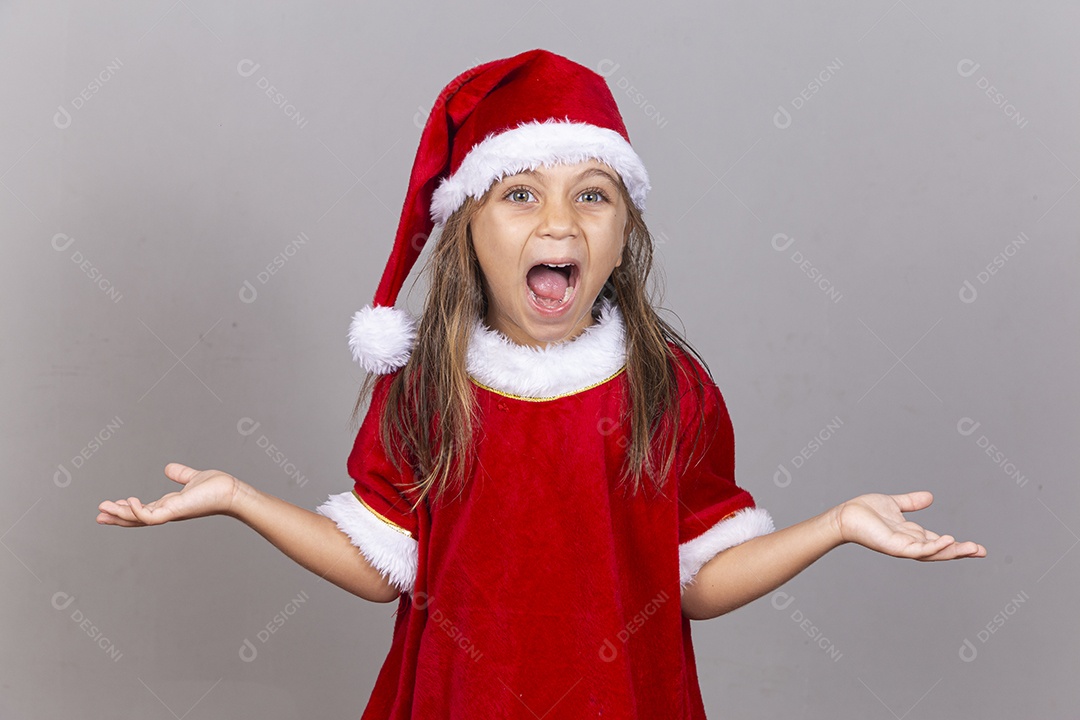 Linda garotinha com fantasia de Mamãe Noel