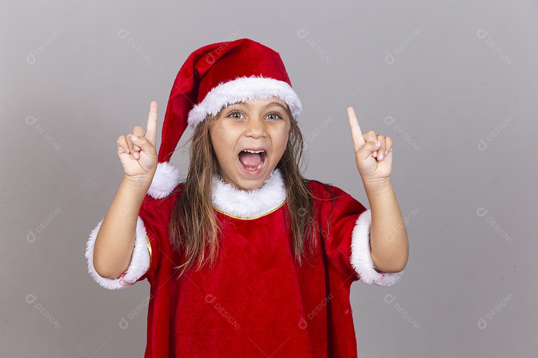 Linda garotinha com fantasia de Mamãe Noel