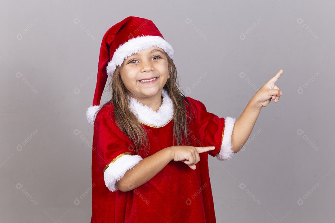 Linda menina com fantasia de Mamãe Noel