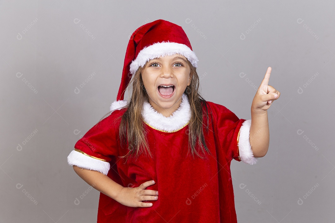 Linda menina com fantasia de Mamãe Noel