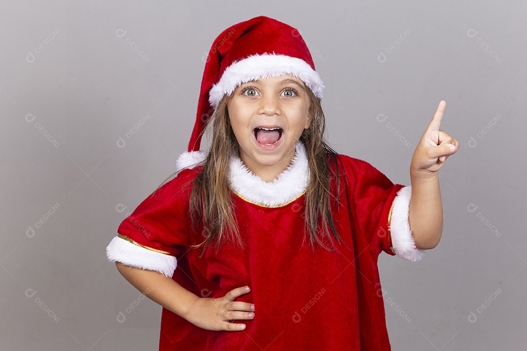 Linda menina com fantasia de Mamãe Noel