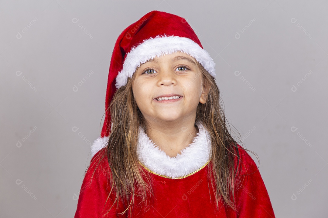 Linda menina com fantasia de Mamãe Noel