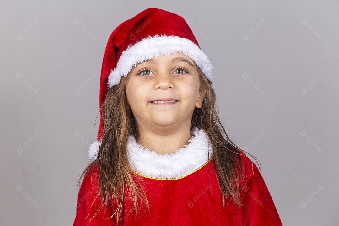 Linda menina com fantasia de Mamãe Noel