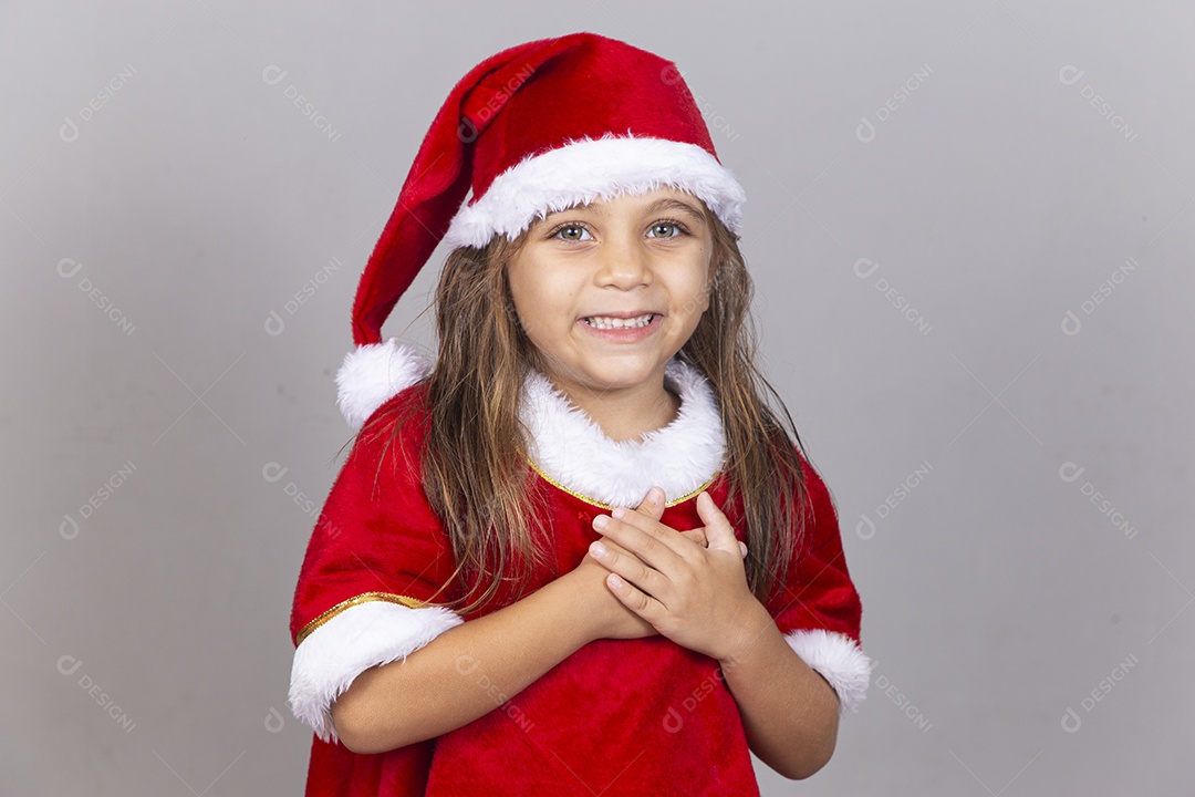 Linda menina com fantasia de Mamãe Noel