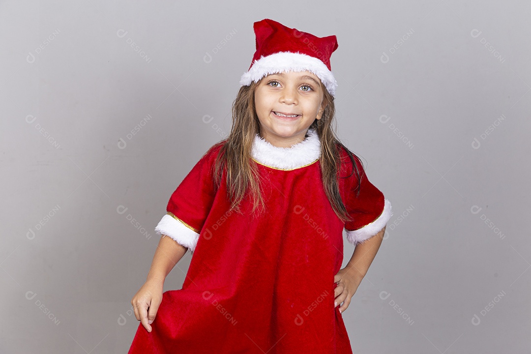 Linda menina com fantasia de Mamãe Noel